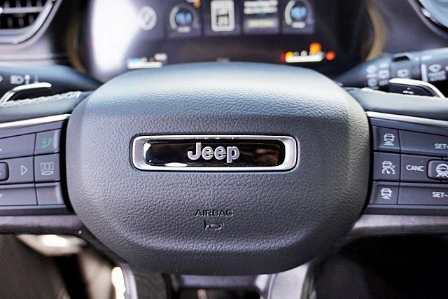 New 2026 Diamond Black Crystal Pearl-Coat Exterior Paint Jeep Altitude image 37