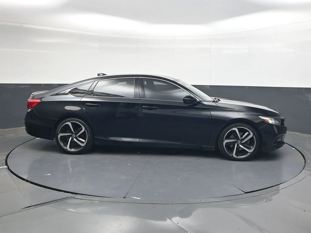 Used 2018  Honda Sport image 4