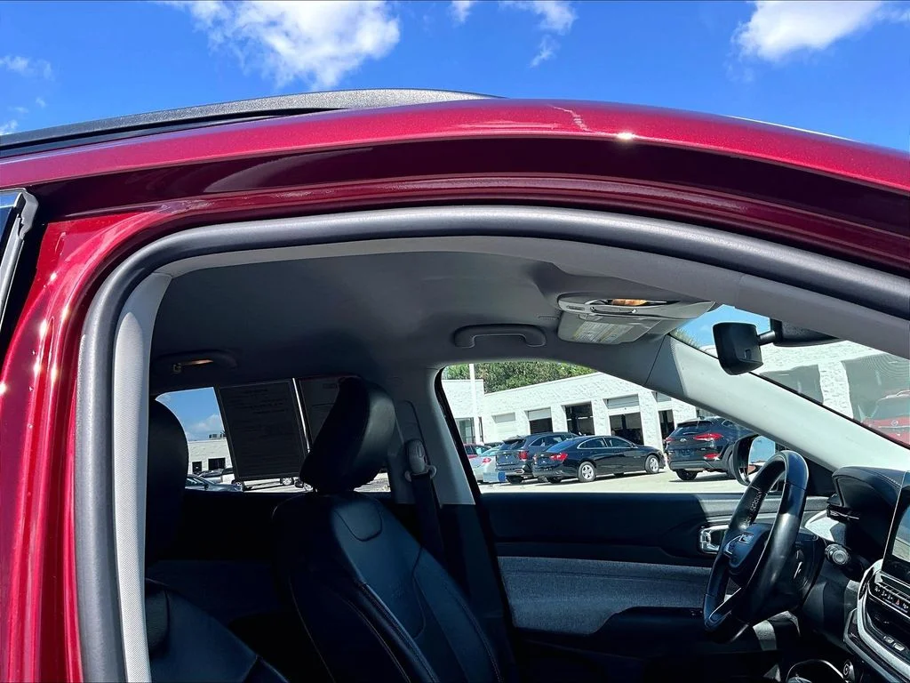 Used 2022 Red Jeep Latitude Lux image 23