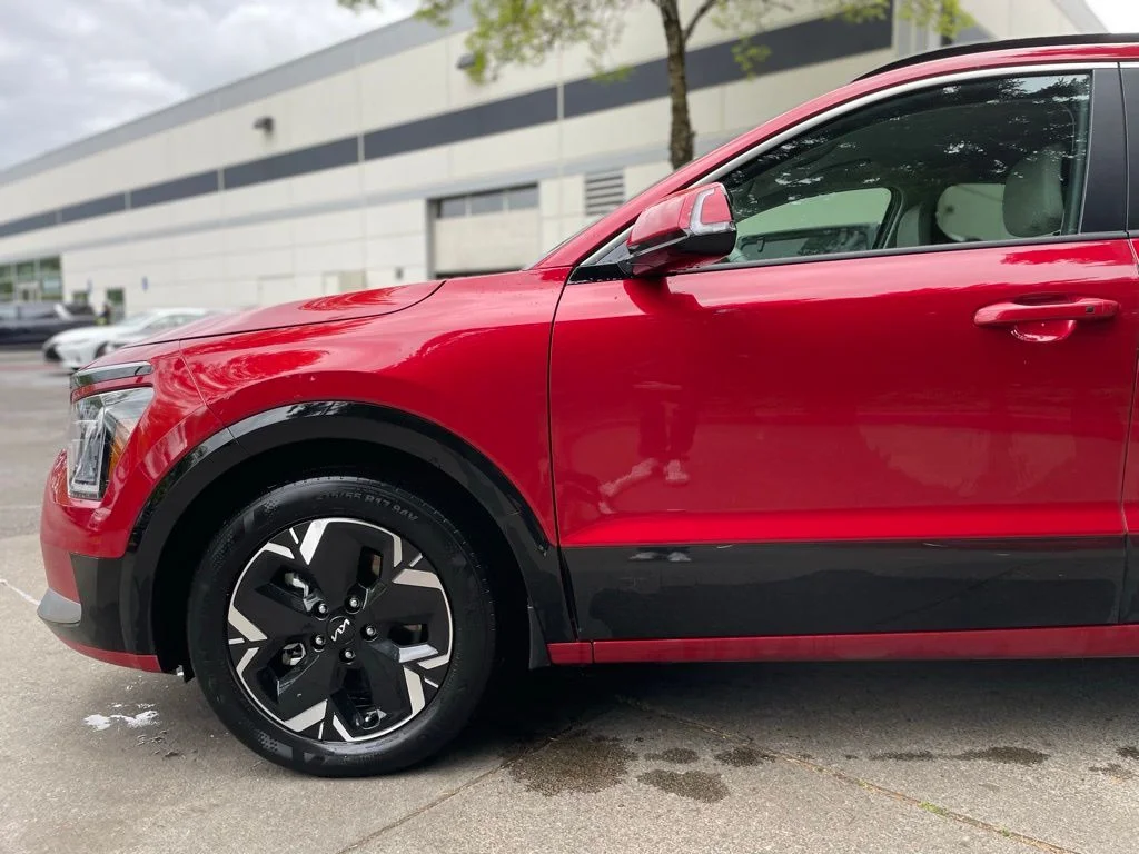 Used 2023 Runway Red Kia Wind image 8