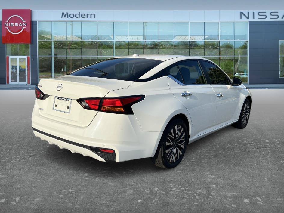Used 2025 Glacier White Nissan SV image 5