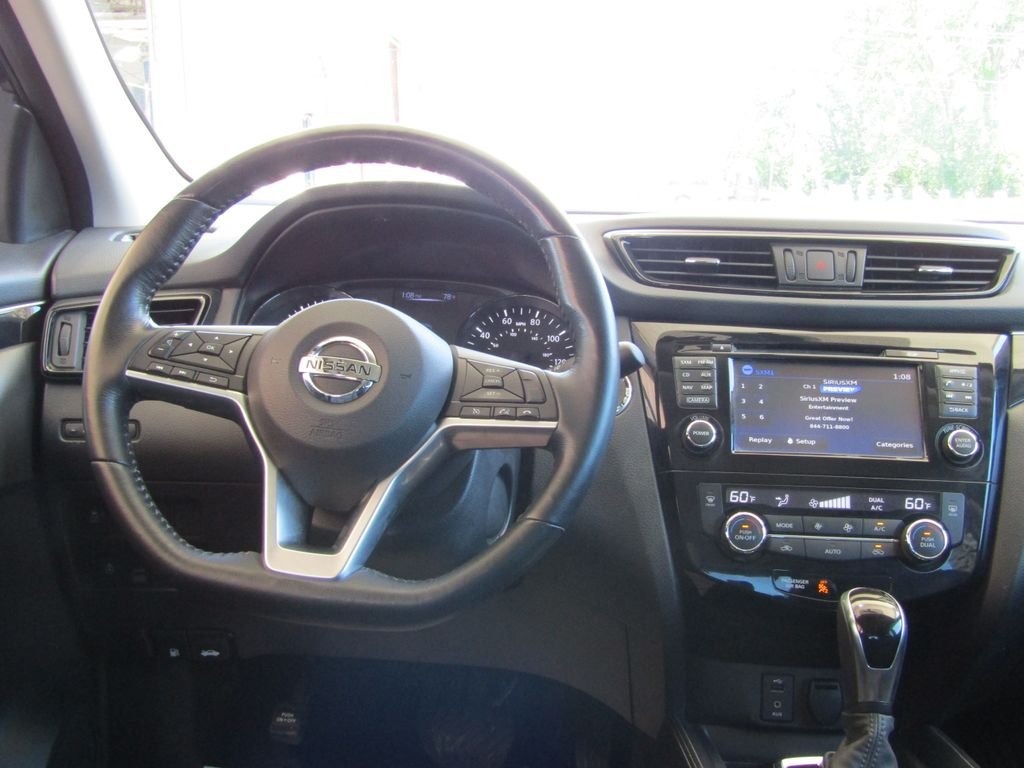 Used 2017 Black Nissan SL image 5
