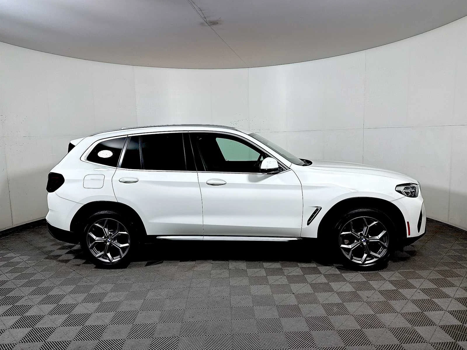 Used 2023 Alpine White BMW xDrive30i image 7