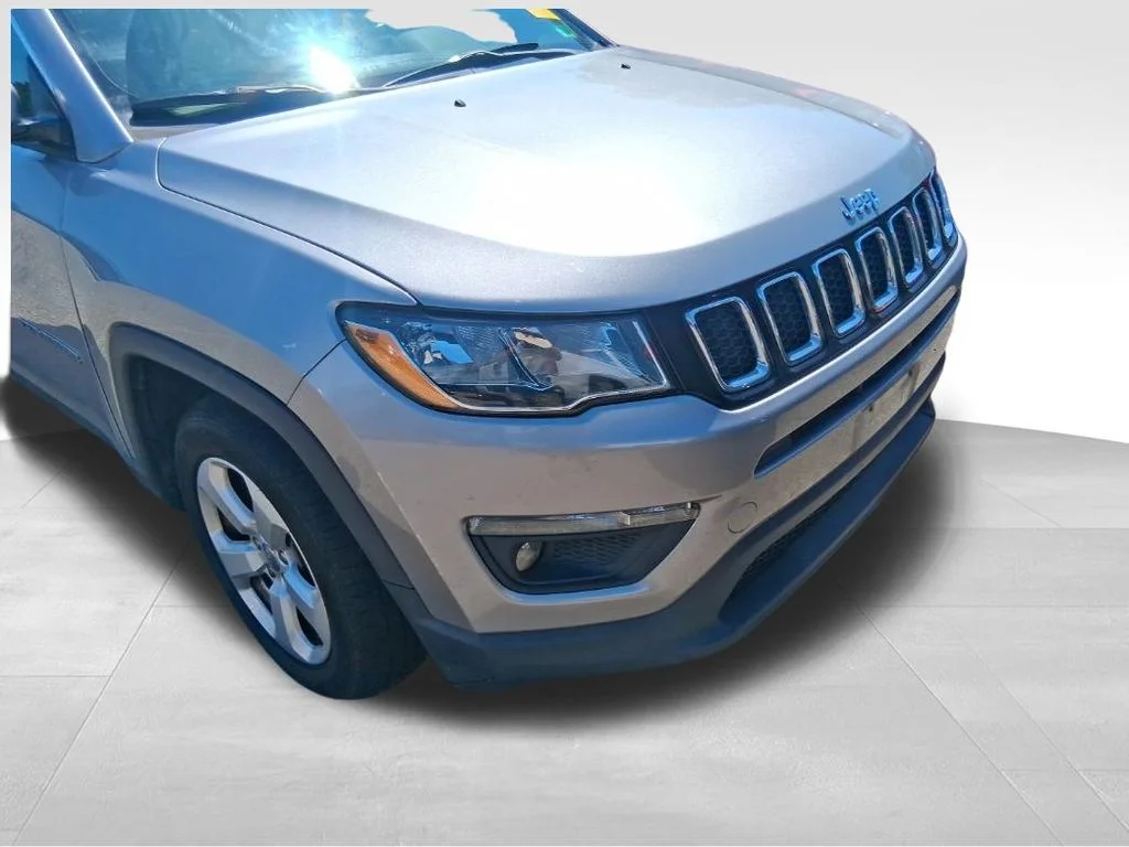Used 2019 Silver Jeep Latitude image 3