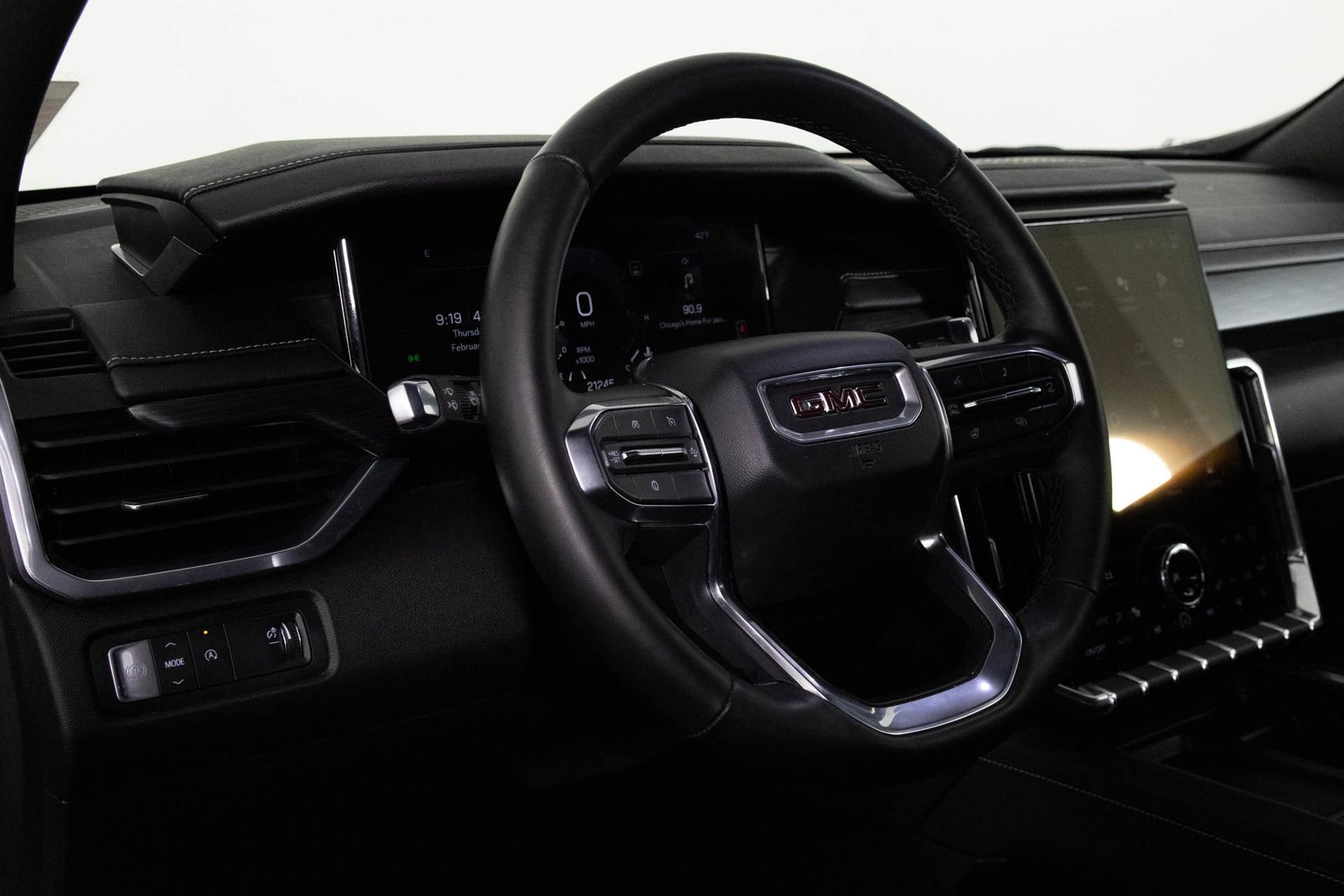 2025 GMC ACADIA - Image 30