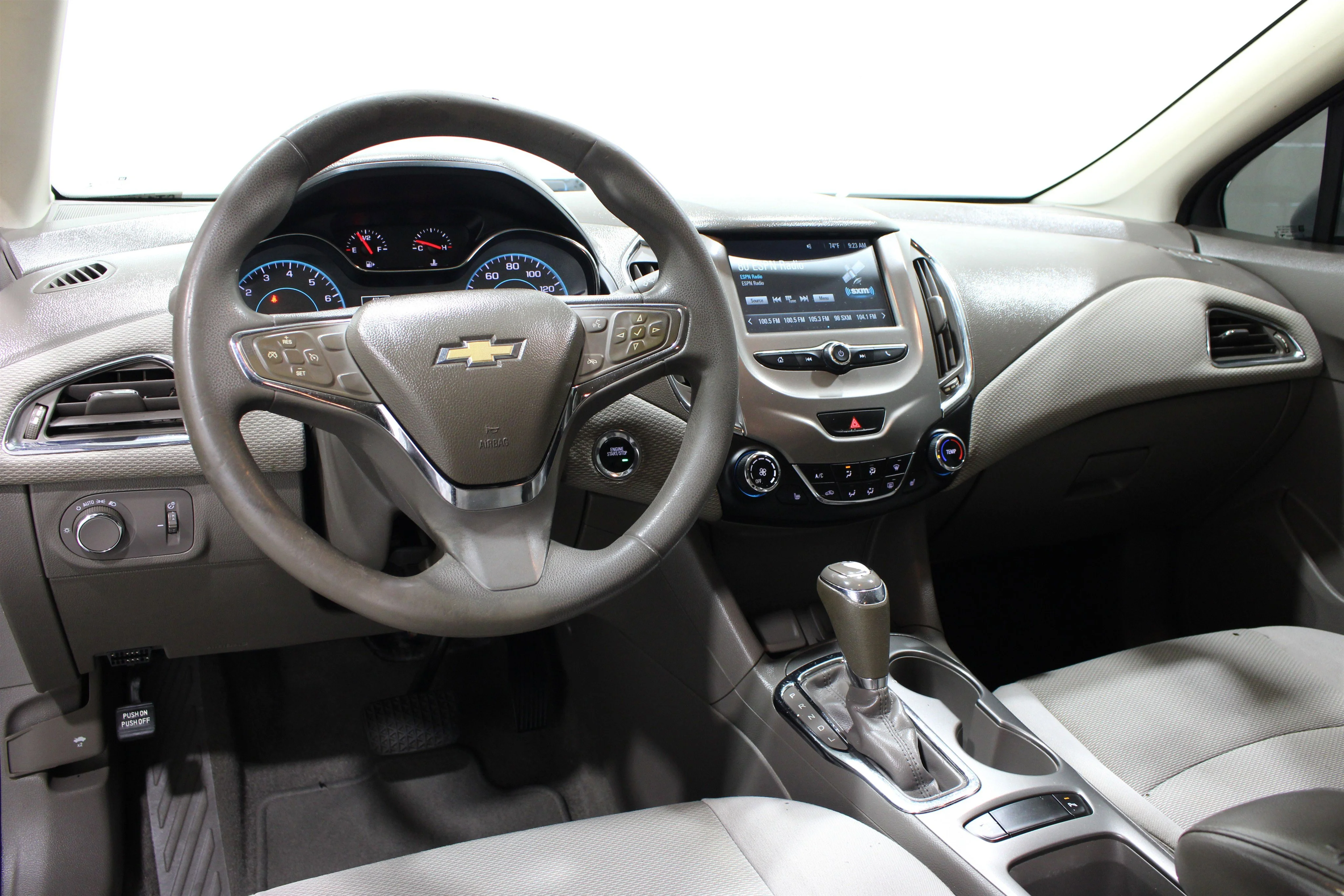 2017 Chevrolet Cruze LT - Photo 2