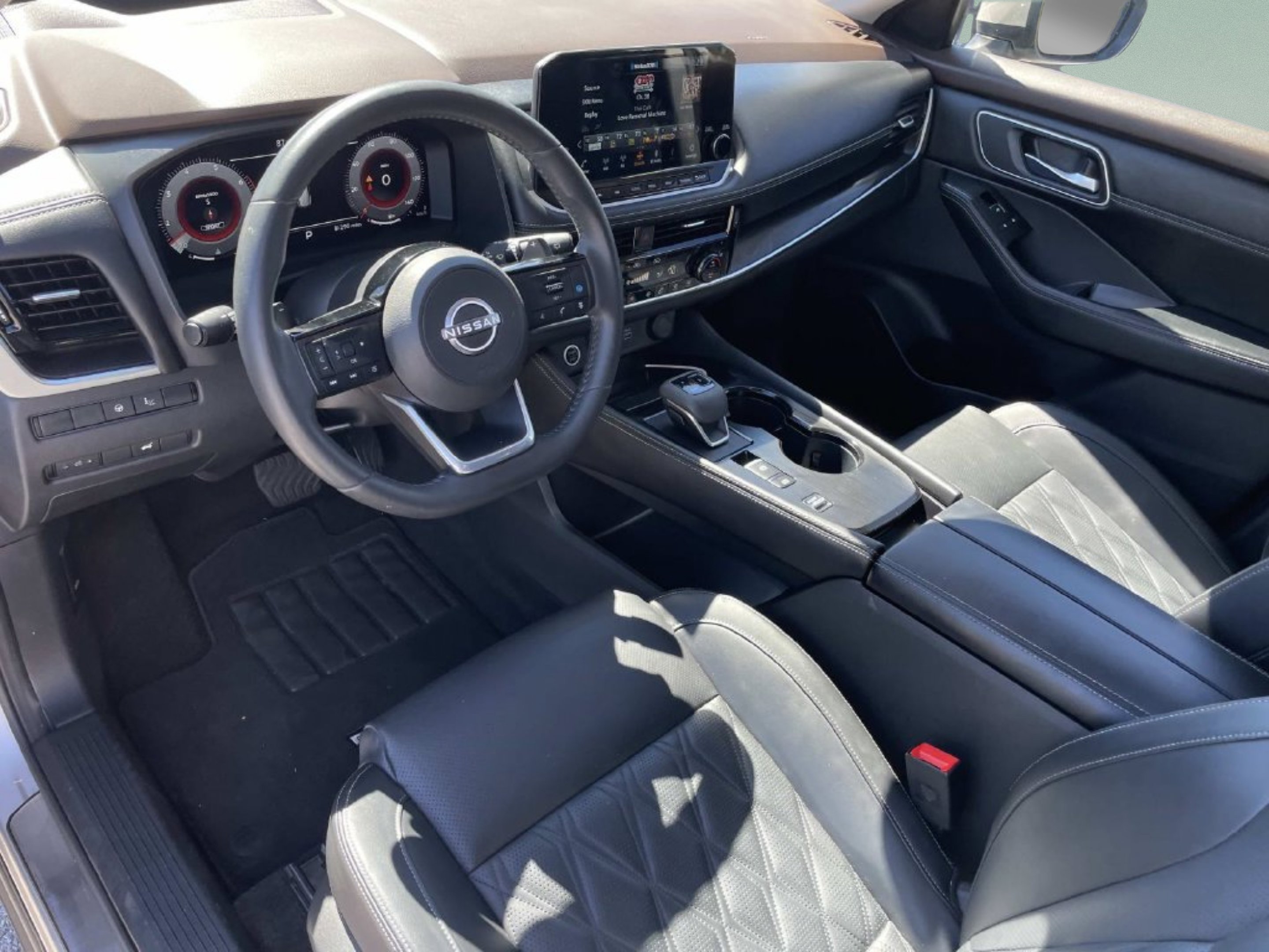 Used 2022 Gold Nissan Platinum image 21