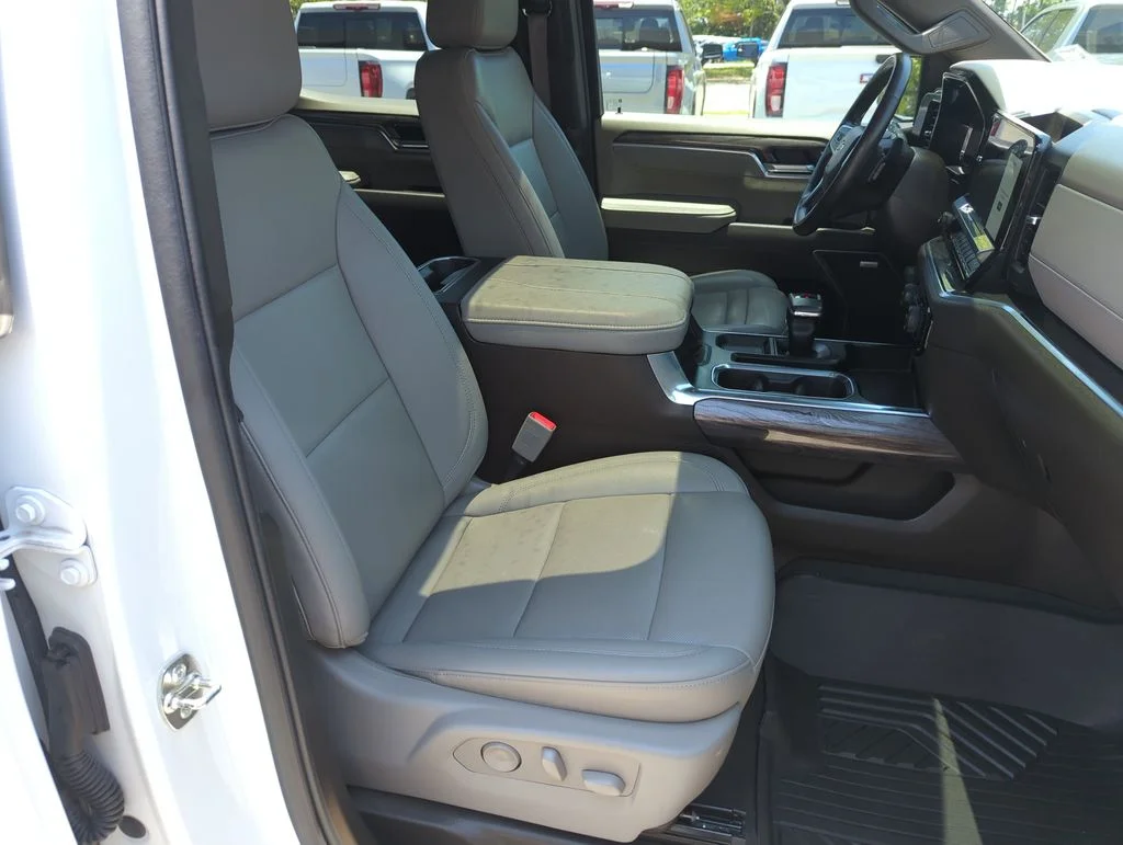 Used 2025 White Chevrolet LTZ image 36