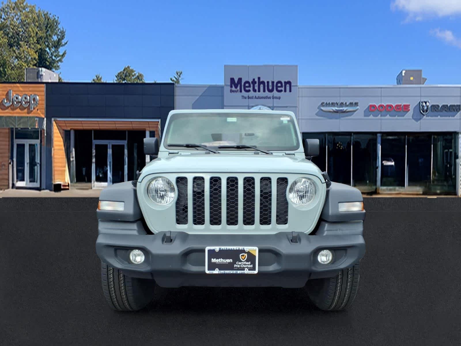 Used 2024 Earl Clearcoat Jeep Sport image 2