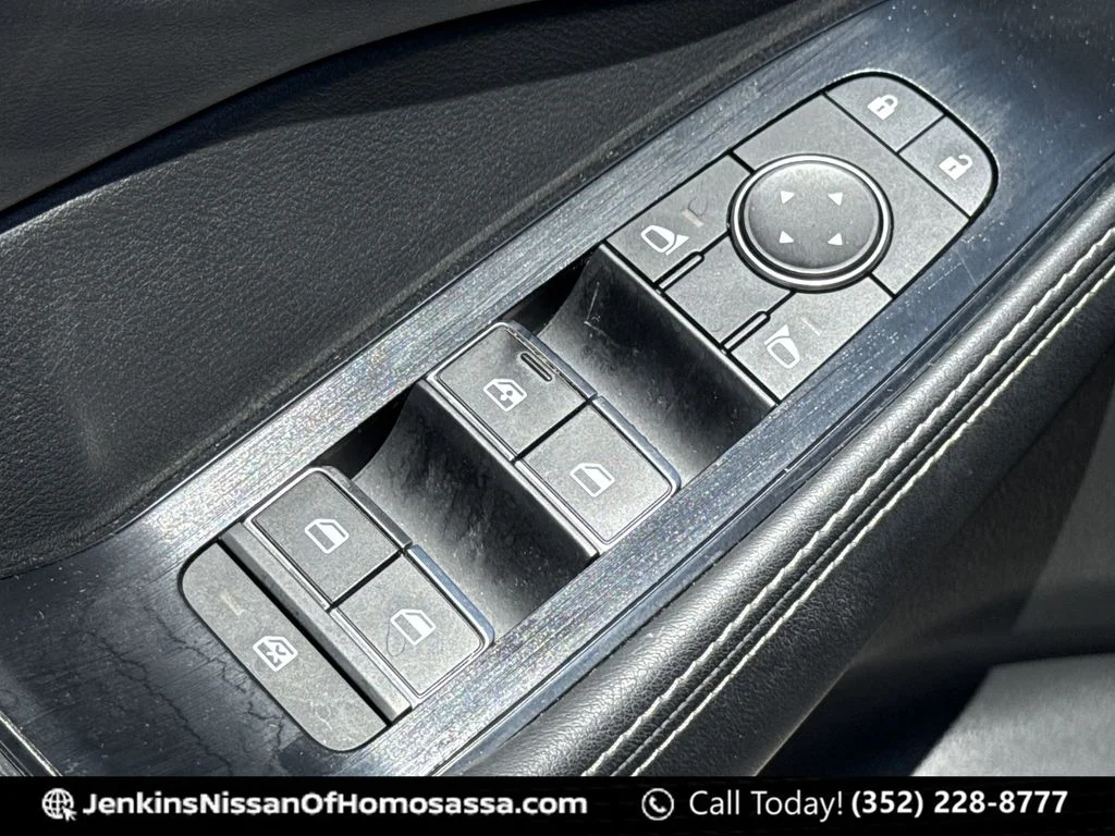 Used 2021 Silver Nissan Platinum image 31
