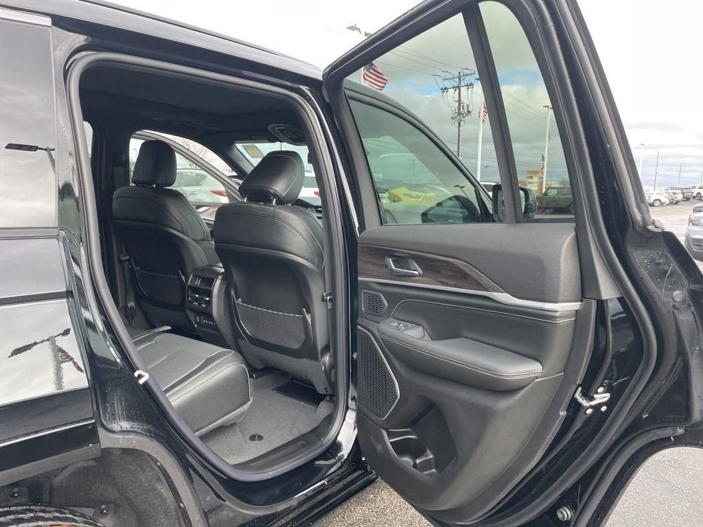 New 2026 Diamond Black Crystal Pearl-Coat Exterior Paint Jeep Limited Reserve image 35