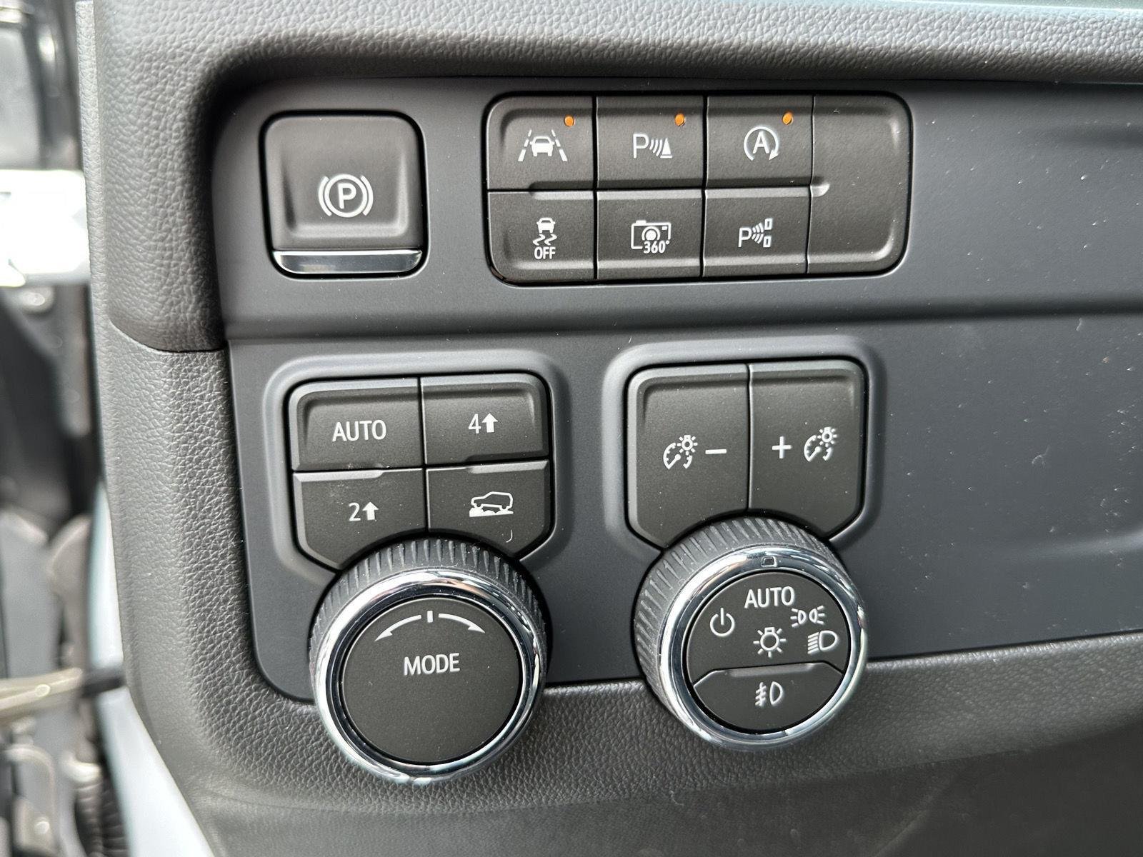 New 2026 Polar White Tricoat Chevrolet Premier image 28
