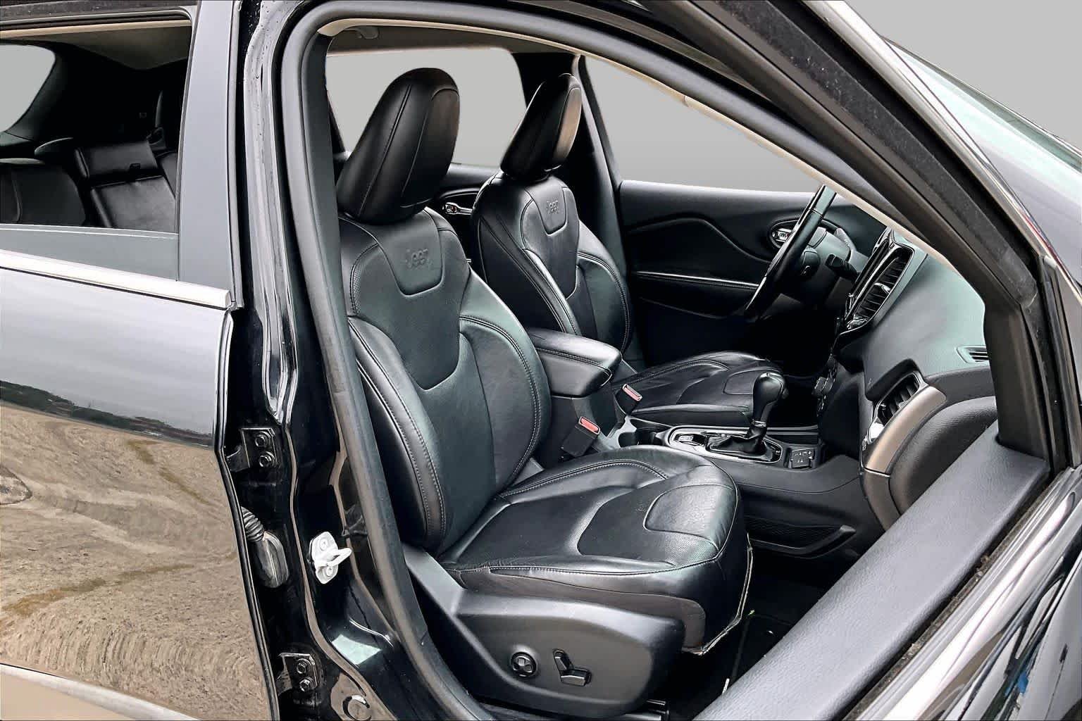 Used 2020 Diamond Black Crystal Pearlcoat Jeep Limited image 9