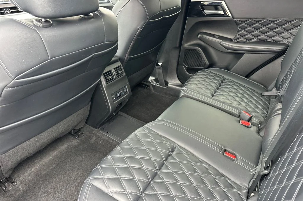 Used 2023  Mitsubishi SEL image 12