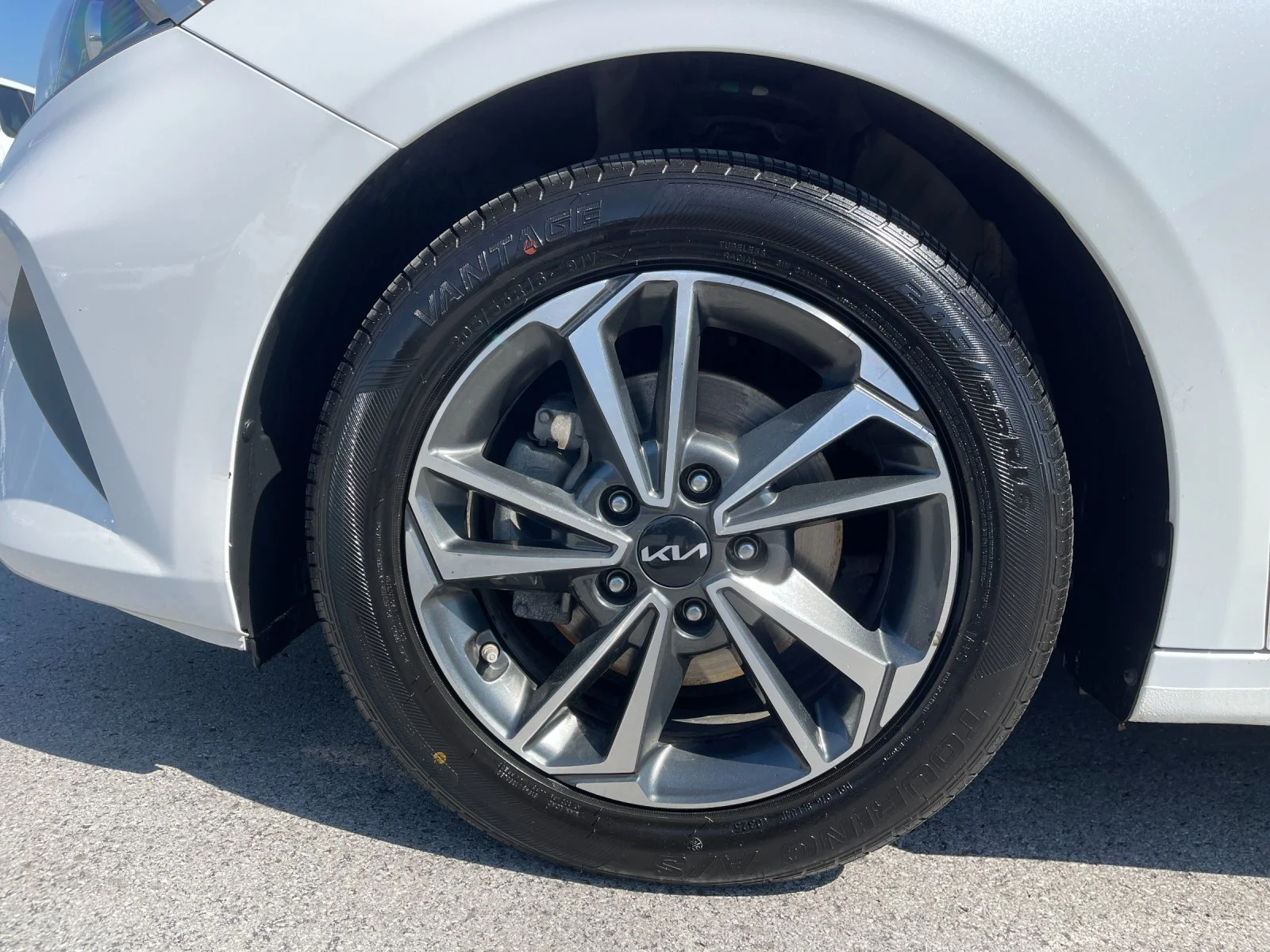 Used 2023 White Kia LXS image 29