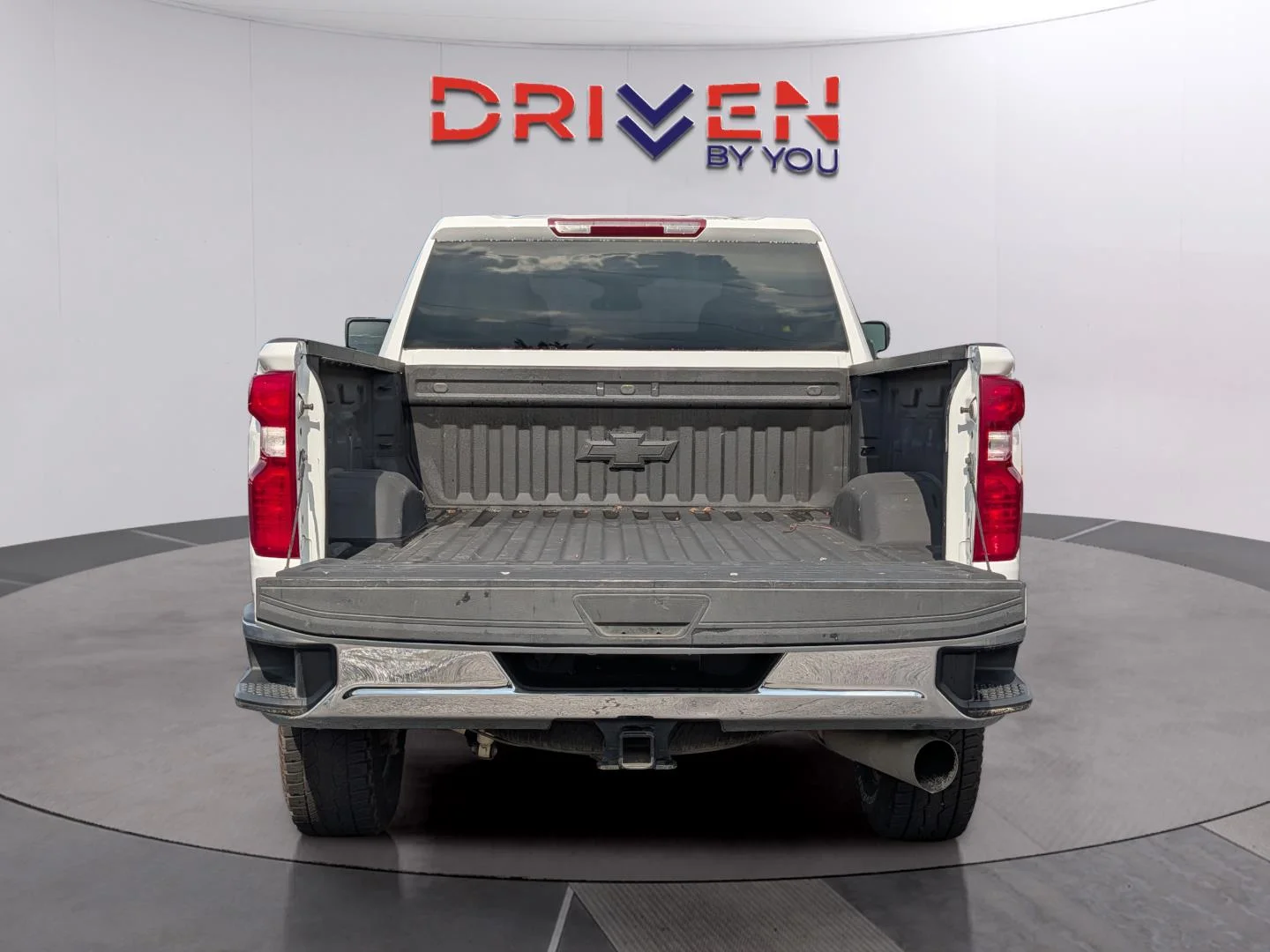 Used 2024 Summit White Chevrolet LT image 5