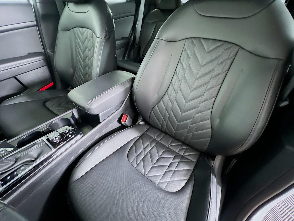 Used 2024 Glacier White Pearl/Ebony Black Roof Kia X-Pro Prestige image 22