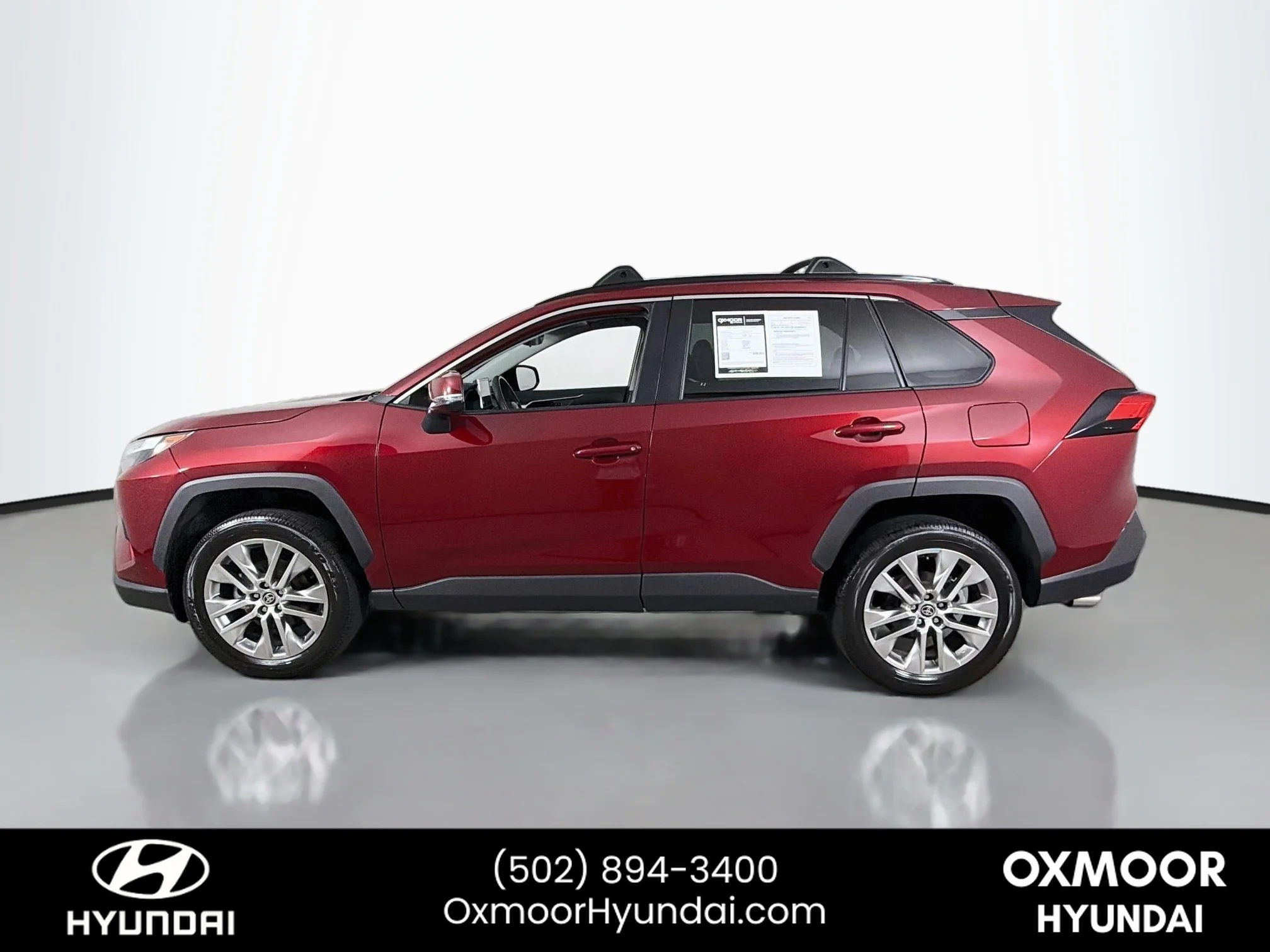 Used 2025 Ruby Flare Pearl Toyota XLE Premium image 4