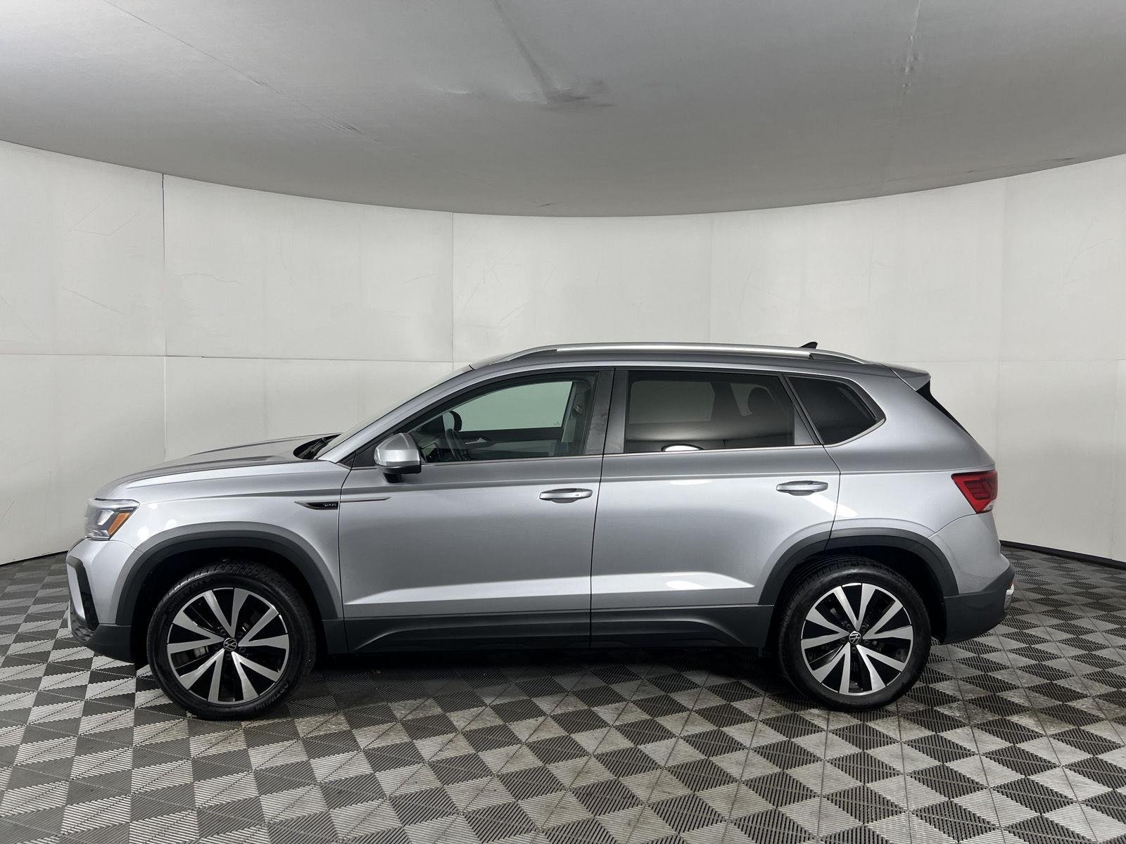 Used 2022 Pyrite Silver Metallic Volkswagen SE image 11
