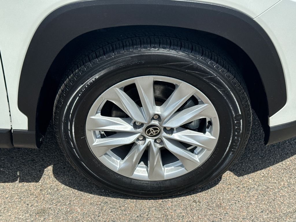 Used 2023 Off-white Toyota LE image 42