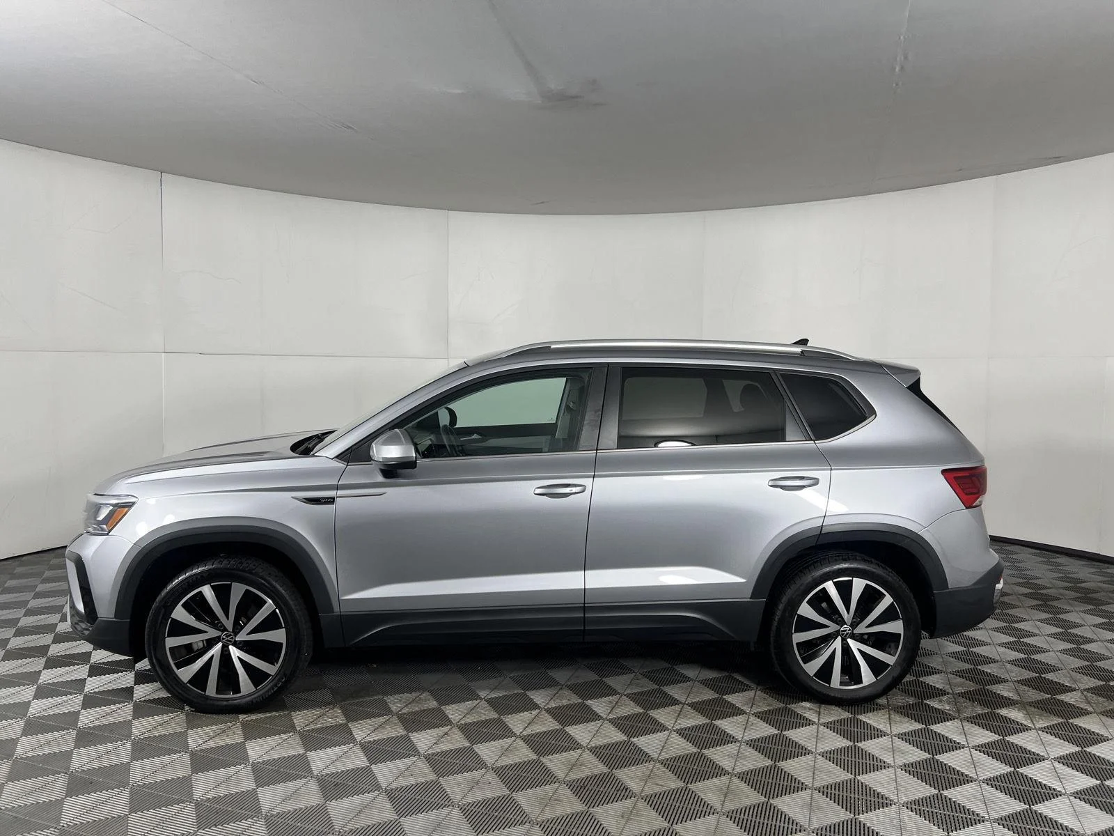 Used 2022 Gy Volkswagen SE image 11