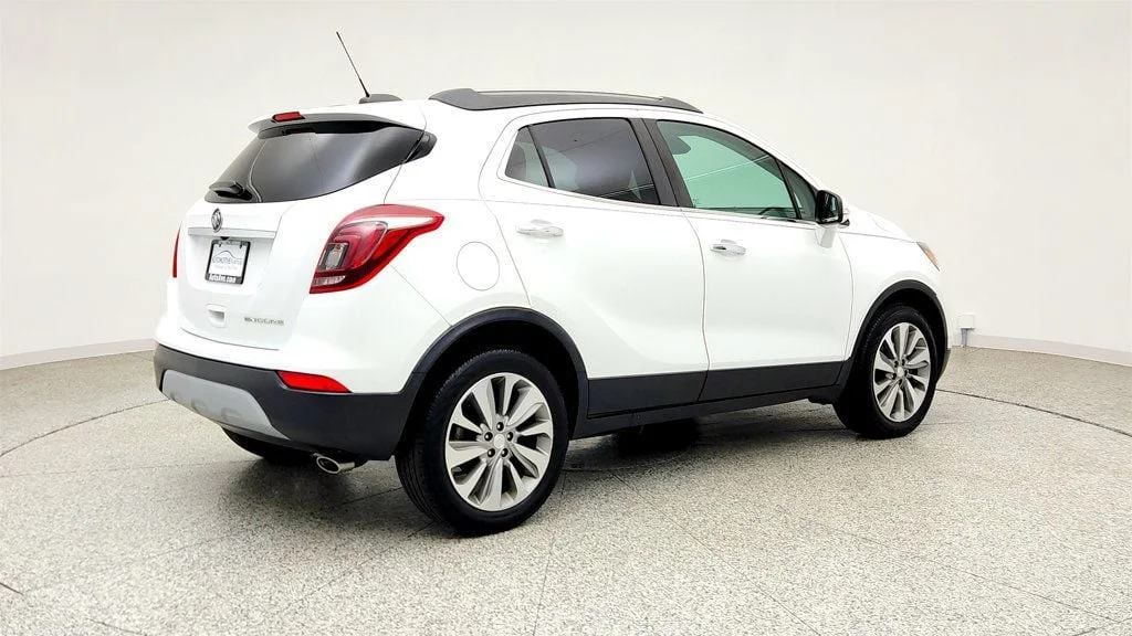 Used 2019 Summit White Buick FWD 4dr Preferred image 5