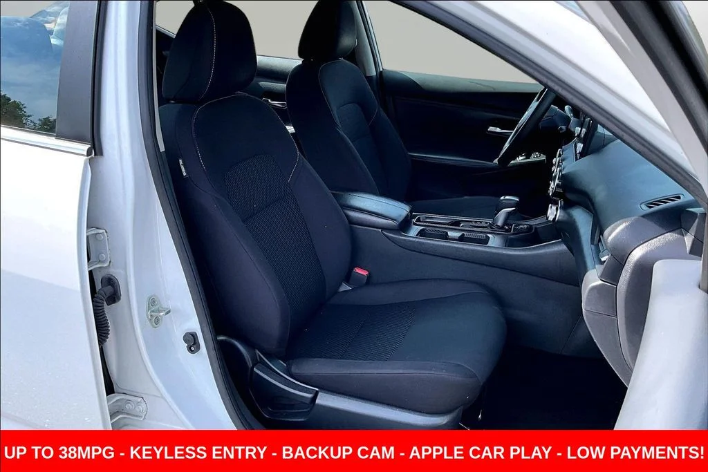 Used 2022 White Nissan S image 31