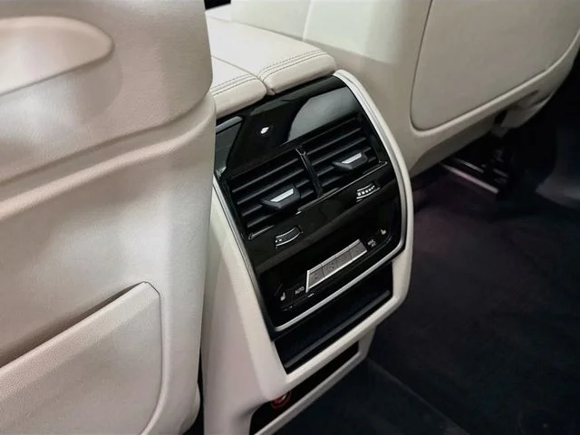 Used 2022 White BMW xDrive40i image 26