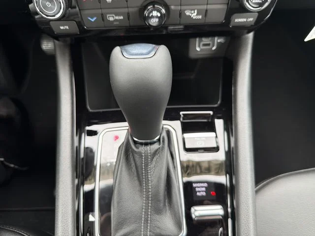 New 2026 Diamond Black Crystal Pearl-Coat Exterior Paint Jeep Latitude image 25
