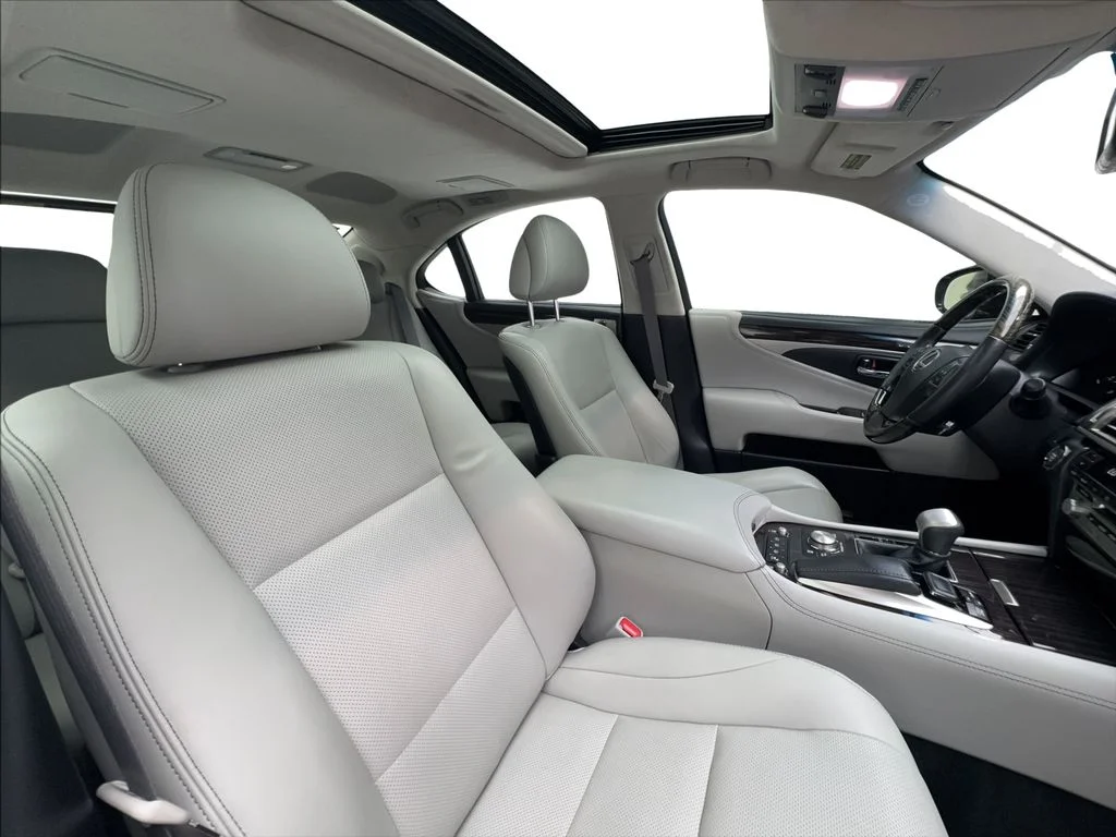 Used 2015 Black Lexus 460 image 32
