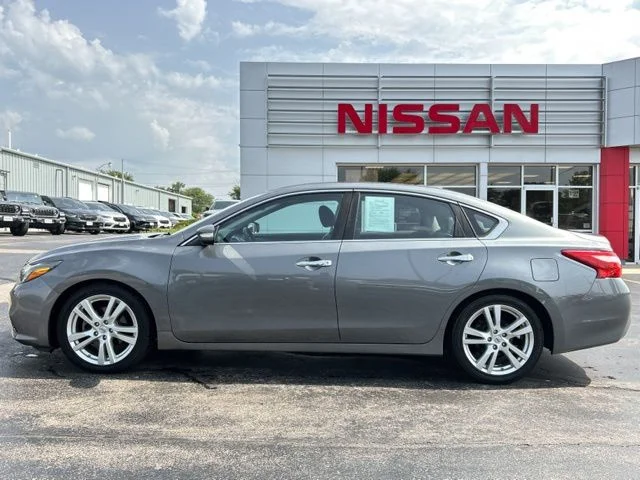 Used 2017 Nissan Altima SL with VIN 1N4BL3AP6HC123105 for sale in Dixon, IL