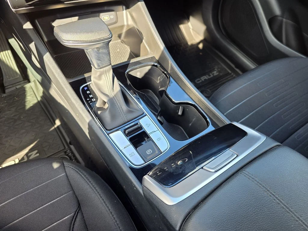 Used 2024 Black Hyundai SE image 19