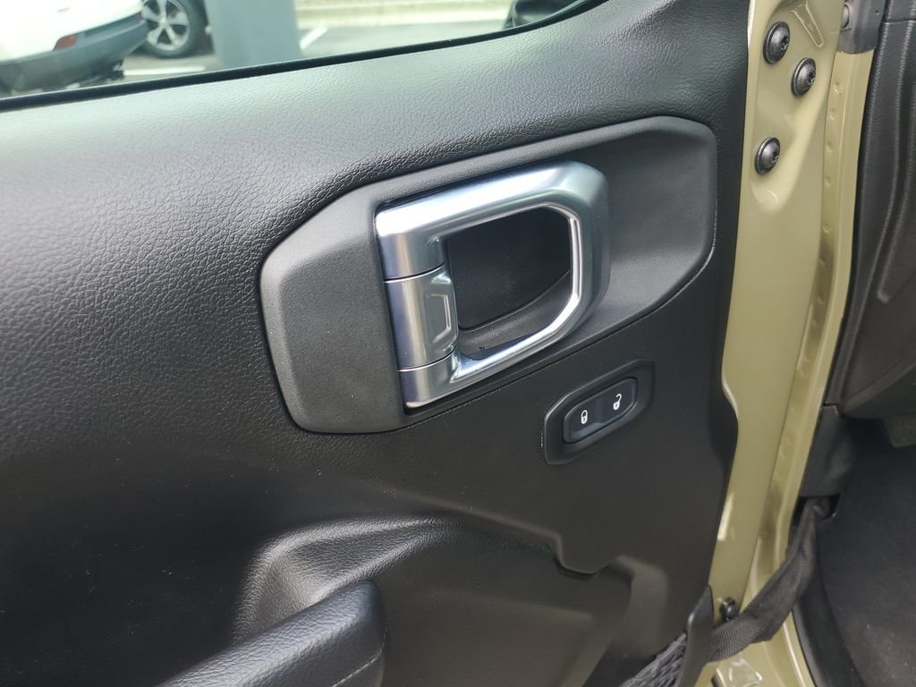 Used 2025 Green Jeep Sport image 10