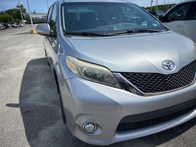 Used 2017 Silver Toyota SE Premium image 4