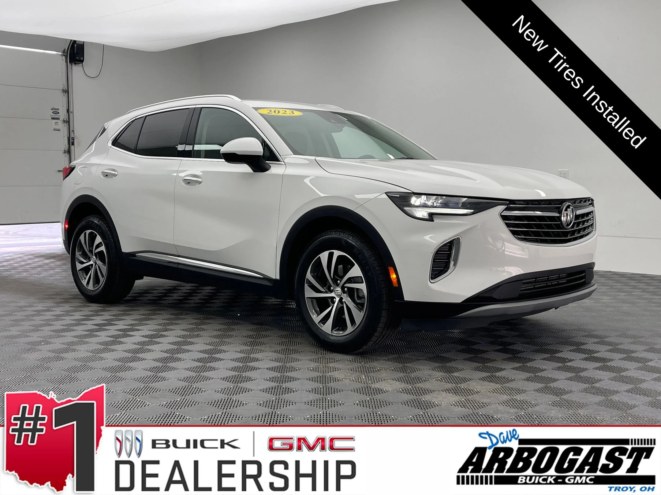 Used 2023 Summit White Buick Essence image 1