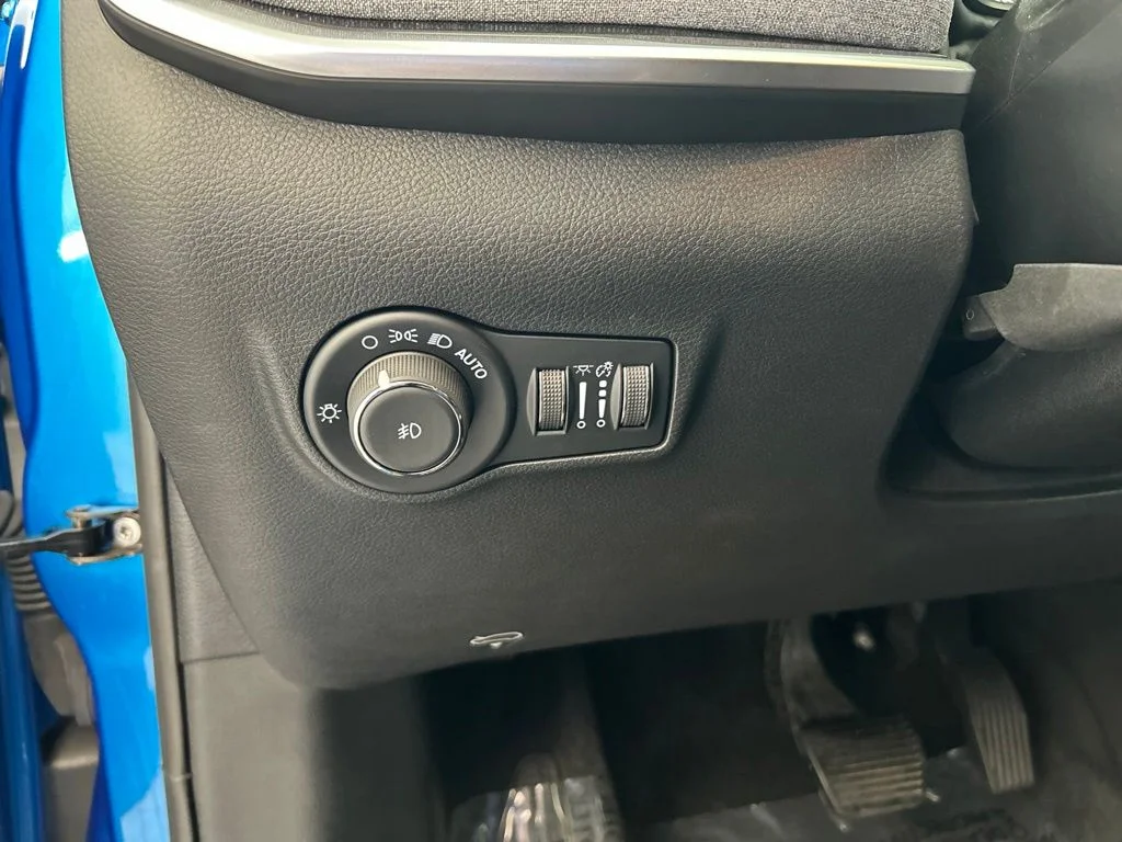 Used 2025 Blue Jeep Latitude image 40