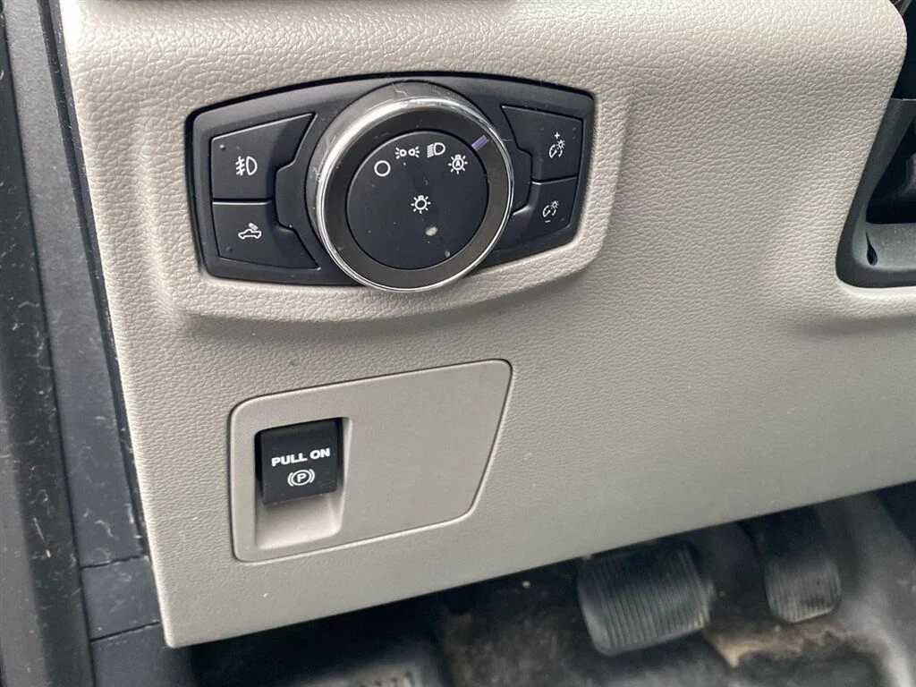Used 2020 Magnetic Ford XL image 16