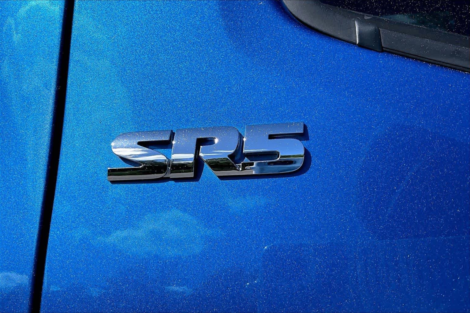 Used 2017 Blazing Blue Pearl Toyota SR5 image 9