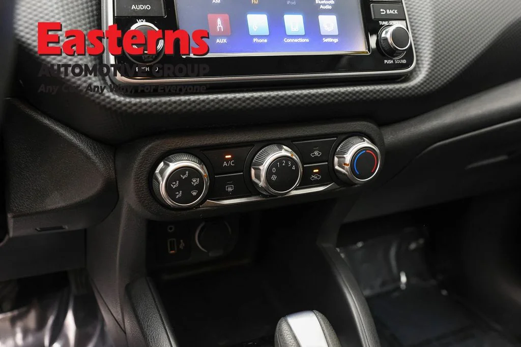 Used 2022 White Nissan S image 19