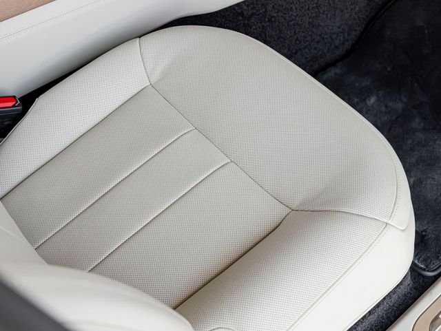 Used 2025 Icy White Gloss Land Rover SV image 34