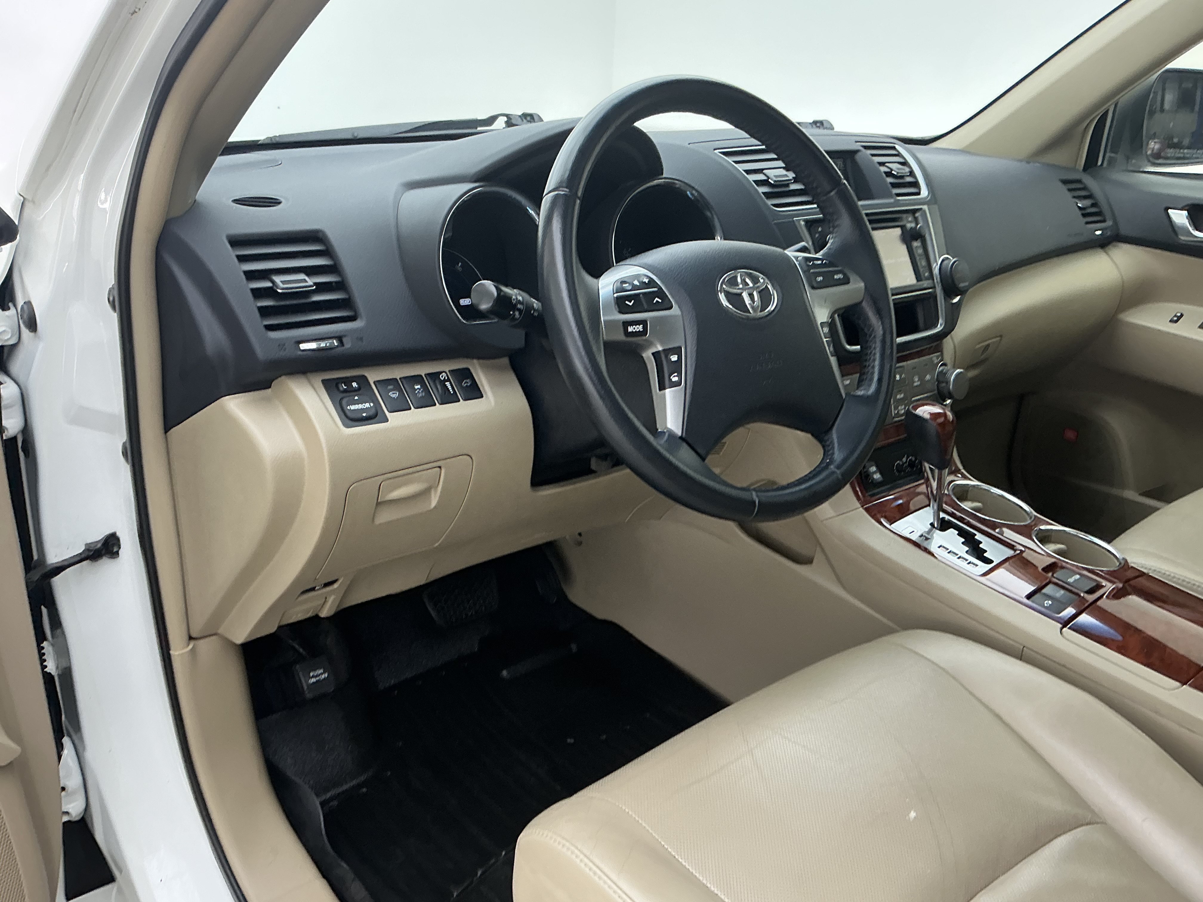 Used 2013 Blizzard Pearl Toyota Limited image 16