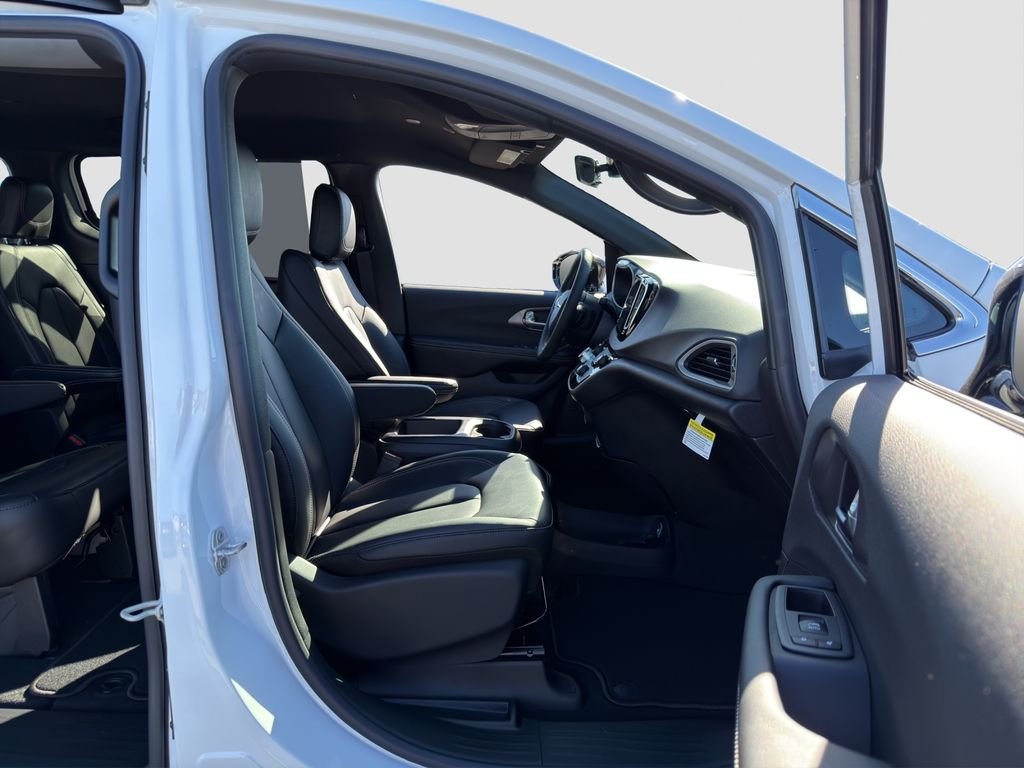 New 2026 Bright White Clear-Coat Exterior Paint Chrysler LX image 18
