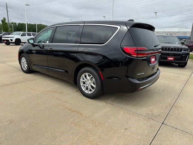 New 2027 Diamond Black Crystal Pearl-Coat Exterior Paint Chrysler Select image 4