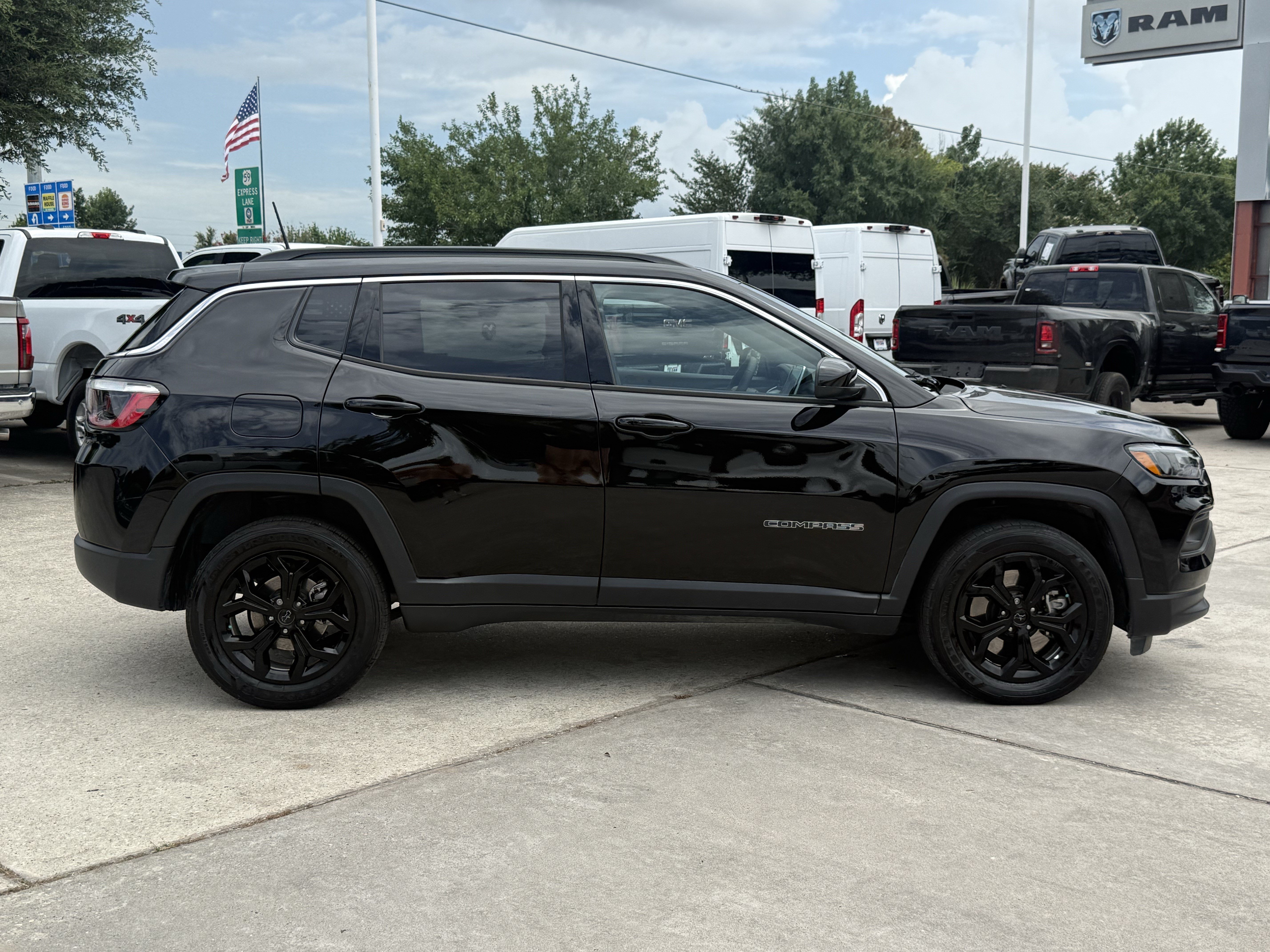 Used 2025 Diamond Black Crystal Pearlcoat Jeep Latitude image 3