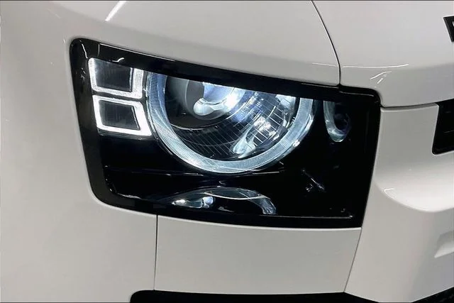 Used 2024 White Land Rover X-Dynamic SE image 32