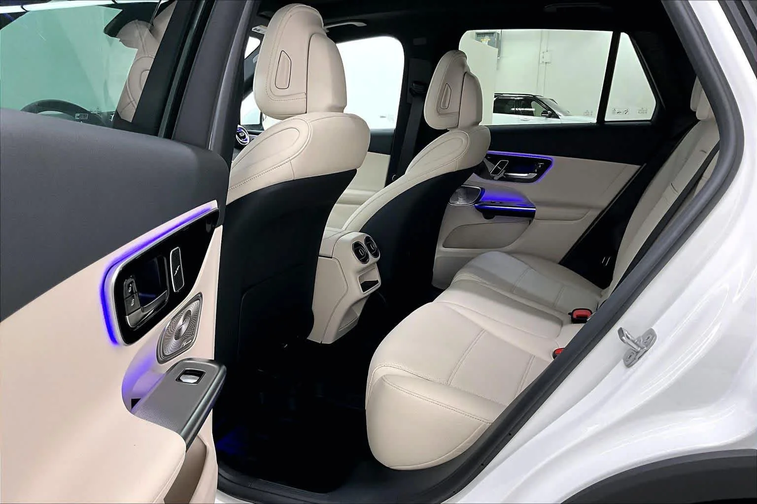 New 2026 Polar White Mercedes-Benz GLC 300 image 19