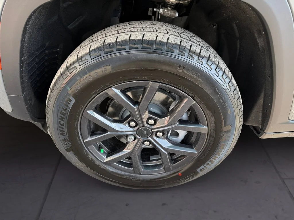New 2027 Gray Jeep Laredo Altitude image 9