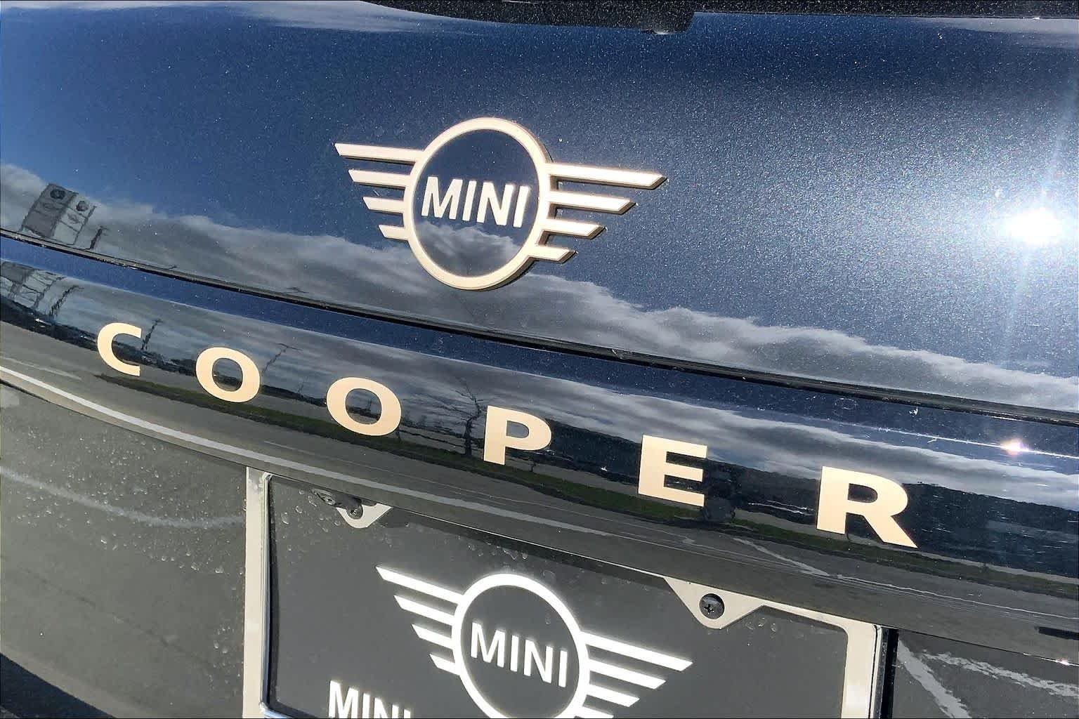 New 2026 Midnight Black II Metallic MINI Iconic image 15