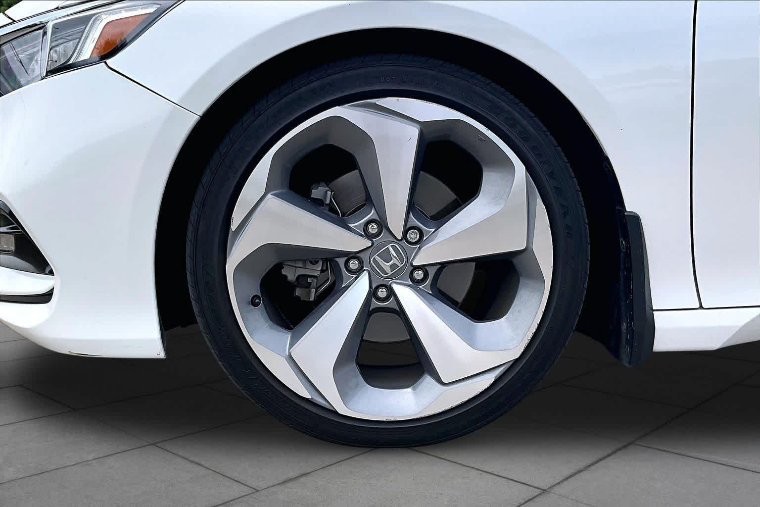 Used 2018 Platinum White Pearl Honda Touring 1.5T image 10