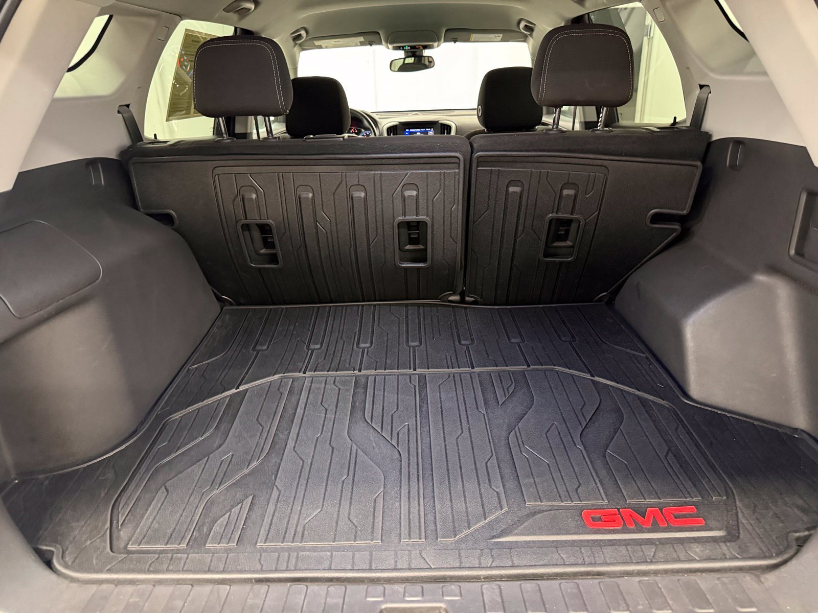 Used 2024 White GMC SLE image 9